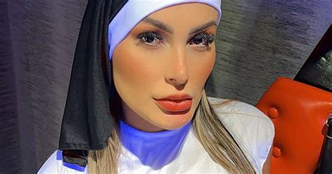 Andressa Urach lança ensaio sexy em SP usando coleira com。